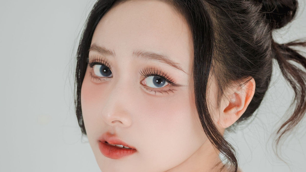 Ragazza con borse risaltate dal trucco bianco