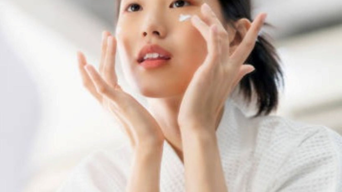 Ragazza che si mette la crema nel viso