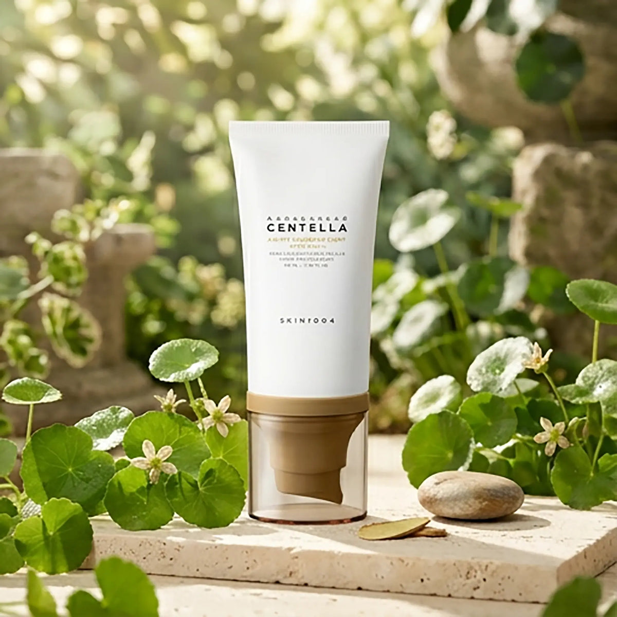 Skin1004 Madagascar Centella Air-Fit Suncream Light, tubetto in ambientazione naturale