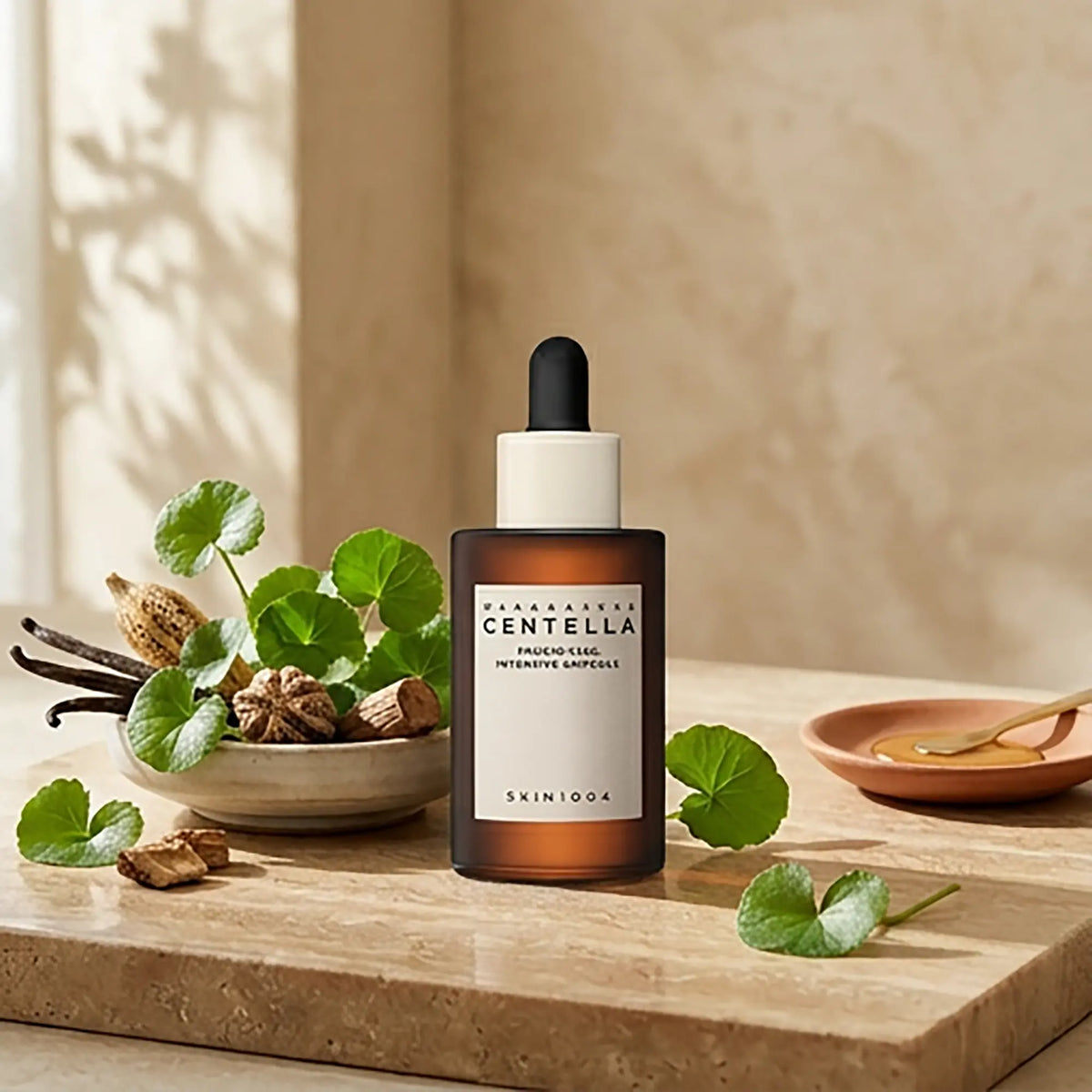 Skin1004 Madagascar Centella Probio-Cica Intensive Ampoule, flacone in ambientazione naturale