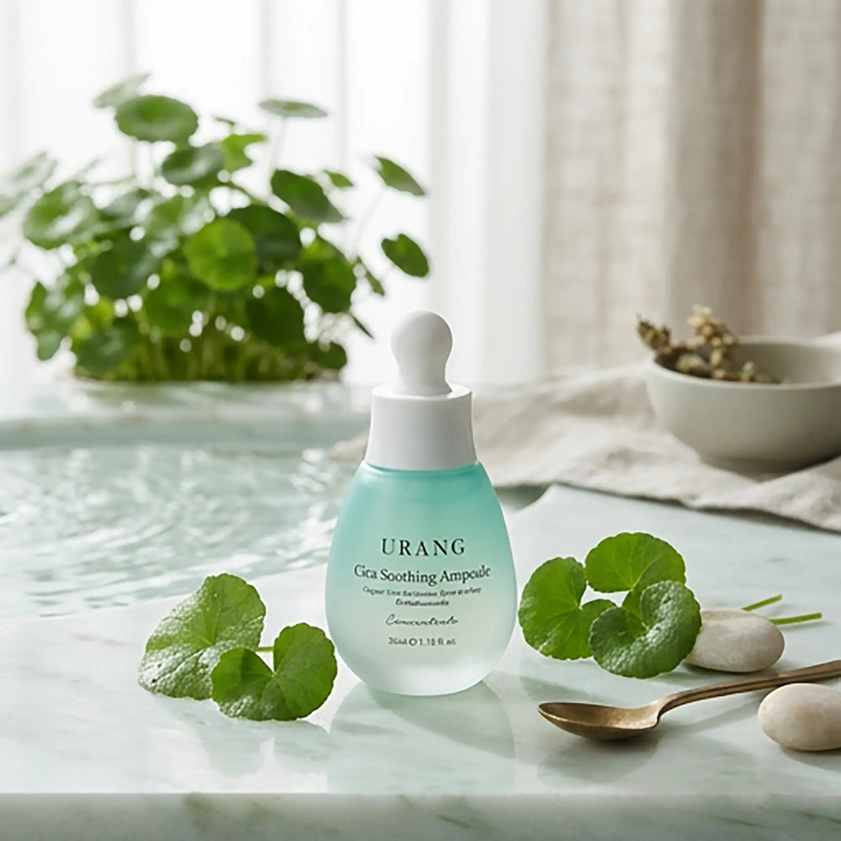 Urang Cica Soothing Ampoule, flacone in ambientazione naturale