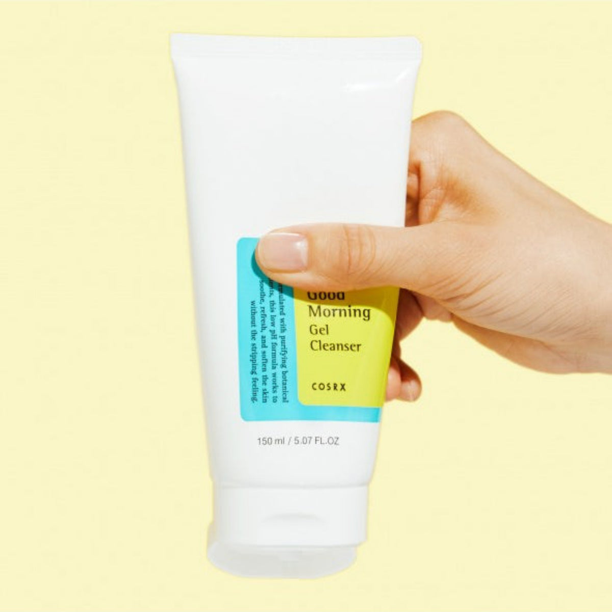 Cosrx Low pH Good Morning Gel Cleanser, tubo tenuto in mano