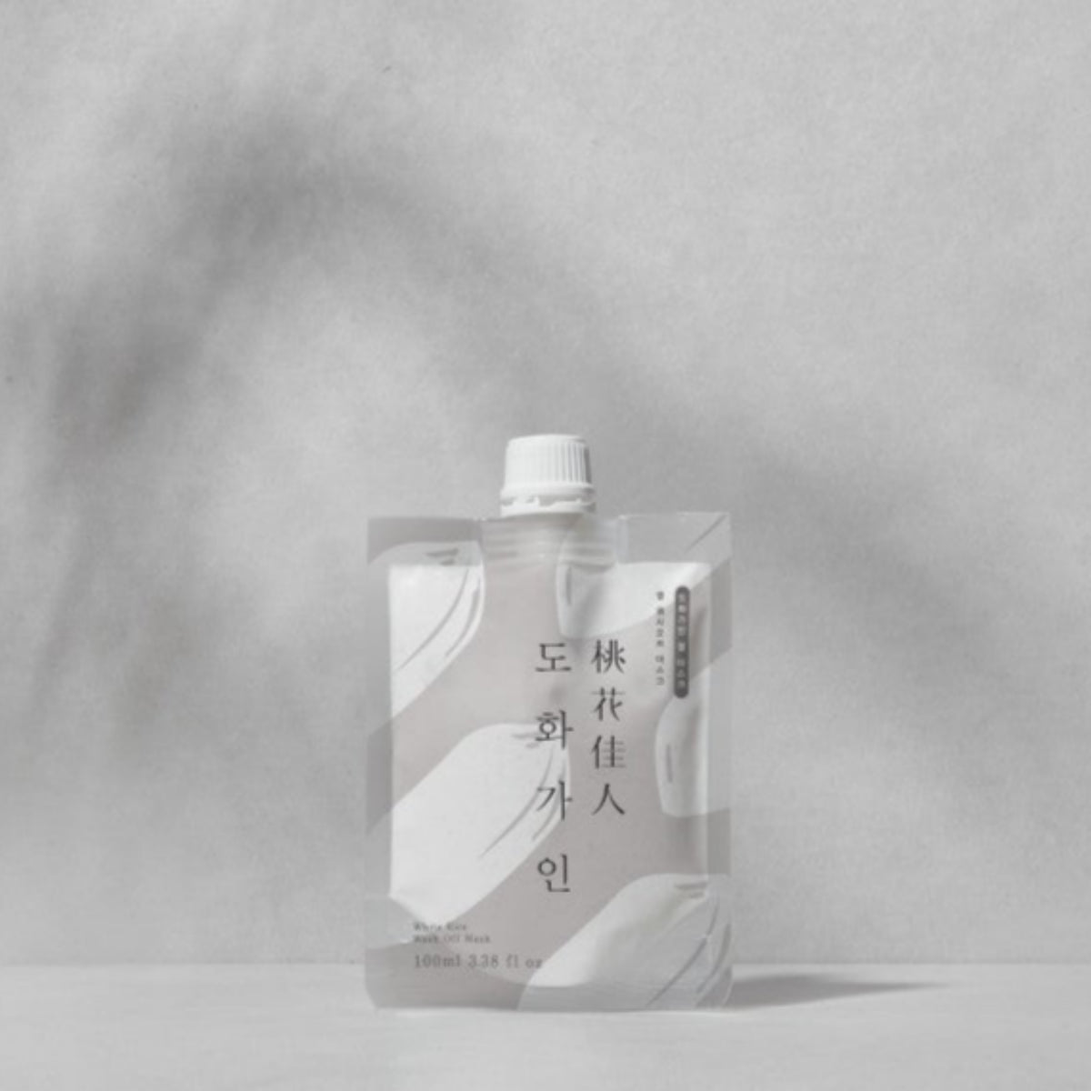 House of Dohwa White Rice Wash Off Mask, busta su sfondo grigio con ombre