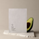 107 Beauty Avocado Cuddle Sheet Mask, bustina affiancata a un avocado