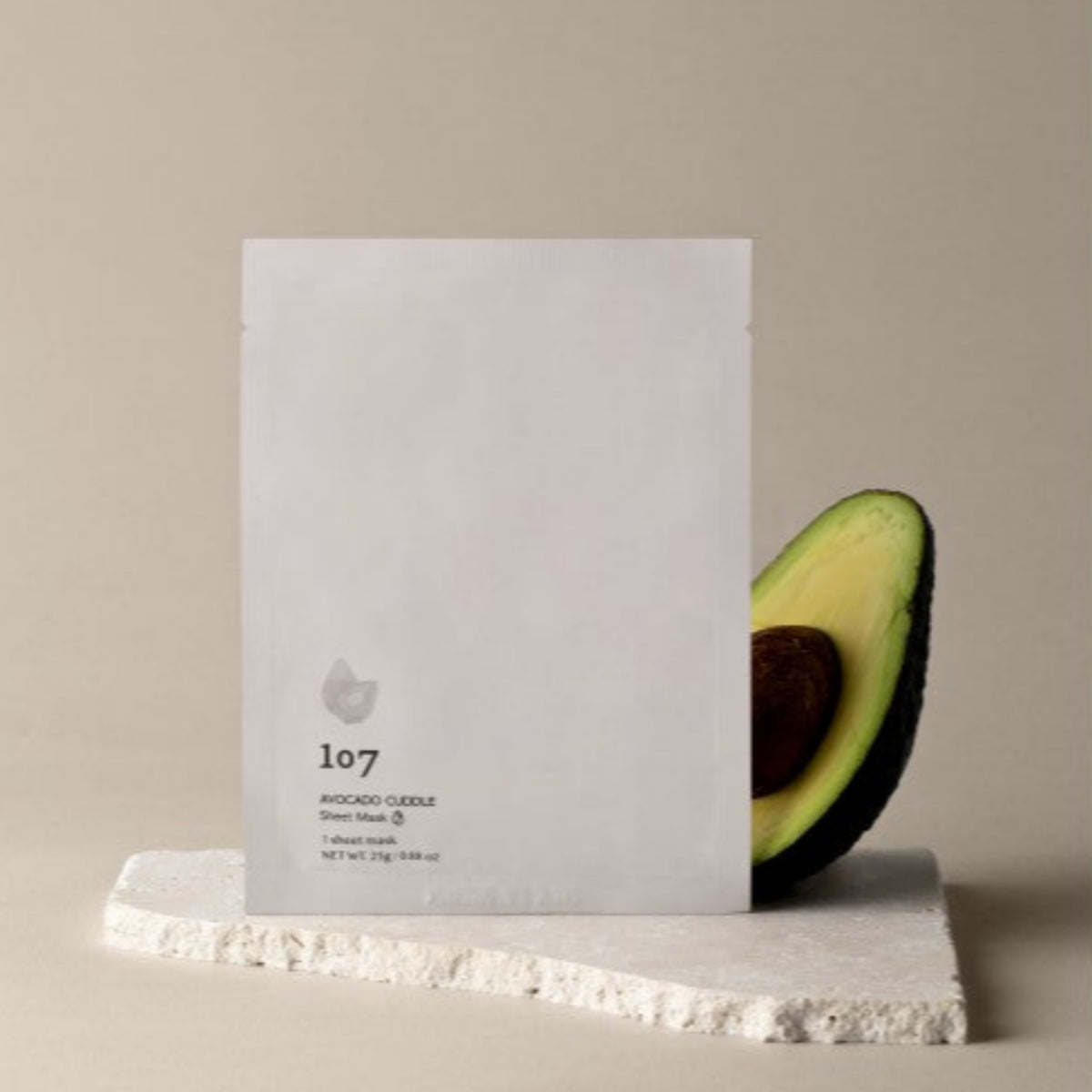 107 Beauty Avocado Cuddle Sheet Mask, bustina affiancata a un avocado