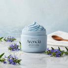 Arencia Fresh Blue Hyssop Rice Mochi Cleanser, vasetto tra fiori di issopo