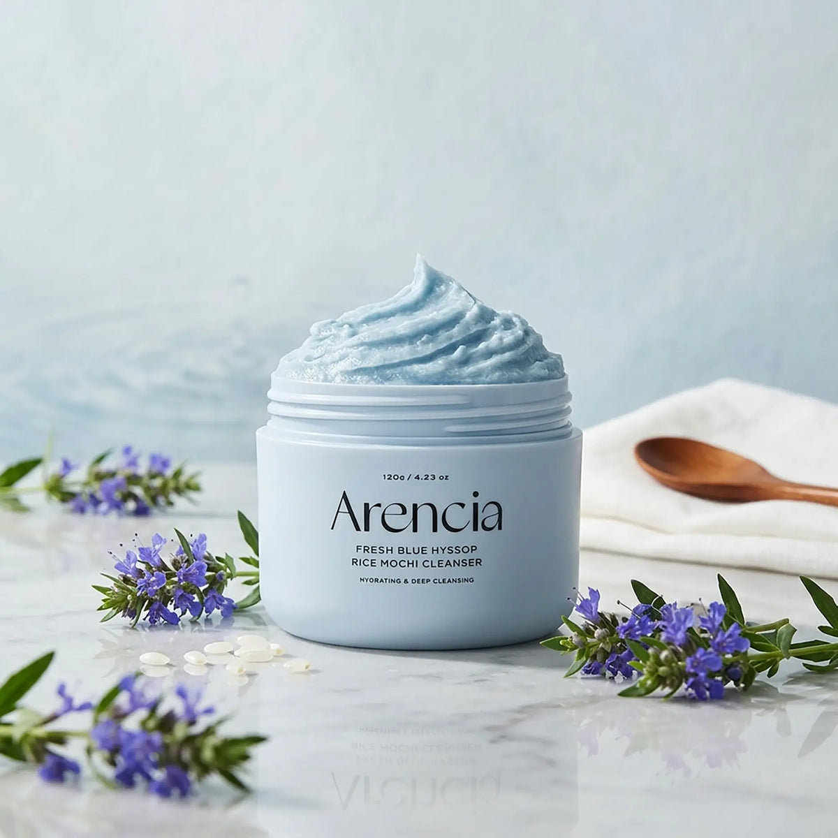 Arencia Fresh Blue Hyssop Rice Mochi Cleanser, vasetto tra fiori di issopo