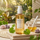 Skin1004 Madagascar Centella Light Cleansing Oil, flacone in ambientazione naturale