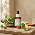 Skin1004 Madagascar Centella Probio-Cica Intensive Ampoule, flacone in ambientazione naturale