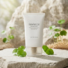 Skin1004 Madagascar Centella Soothing Cream, vasetto in ambientazione naturale