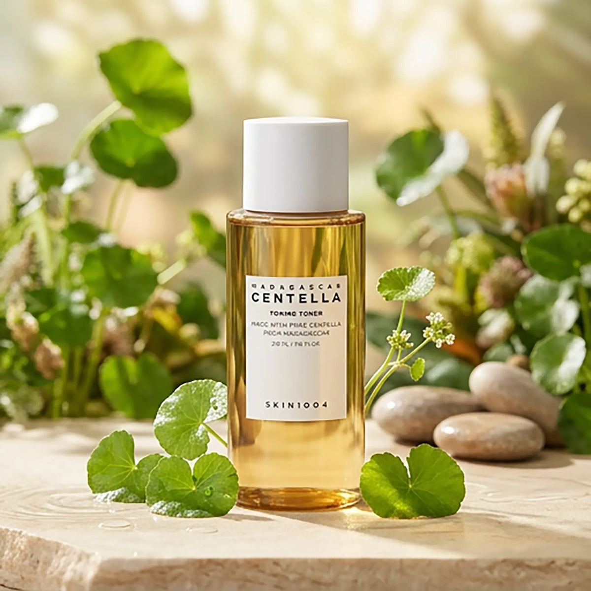 Skin1004 Madagascar Centella Toning Toner, flacone in ambientazione naturale