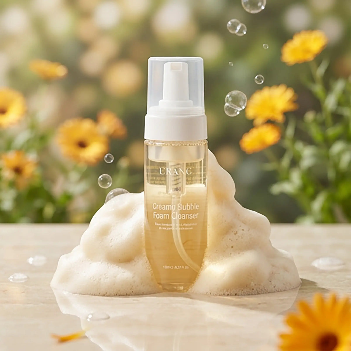 Urang Creamy Bubble Foam Cleanser, flacone tra fiori di calendula