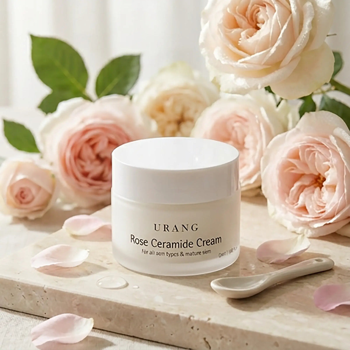 Urang Rose Ceramide Cream, vasetto tra petali di rosa