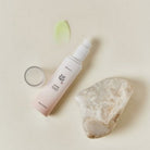 Beauty of Joseon Ginseng Moist Sun Serum SPF50, flacone con texture e pietra