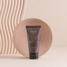 Benton Snail Bee Ultimate Serum+, tubo su sfondo decorativo beige