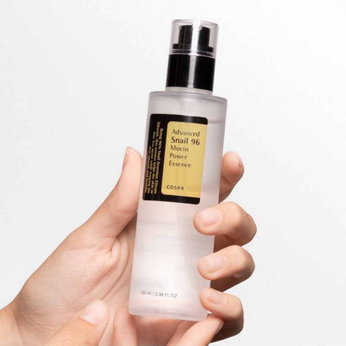 Cosrx Advanced Snail 96 Mucin Power Essence, flacone tenuto in mano