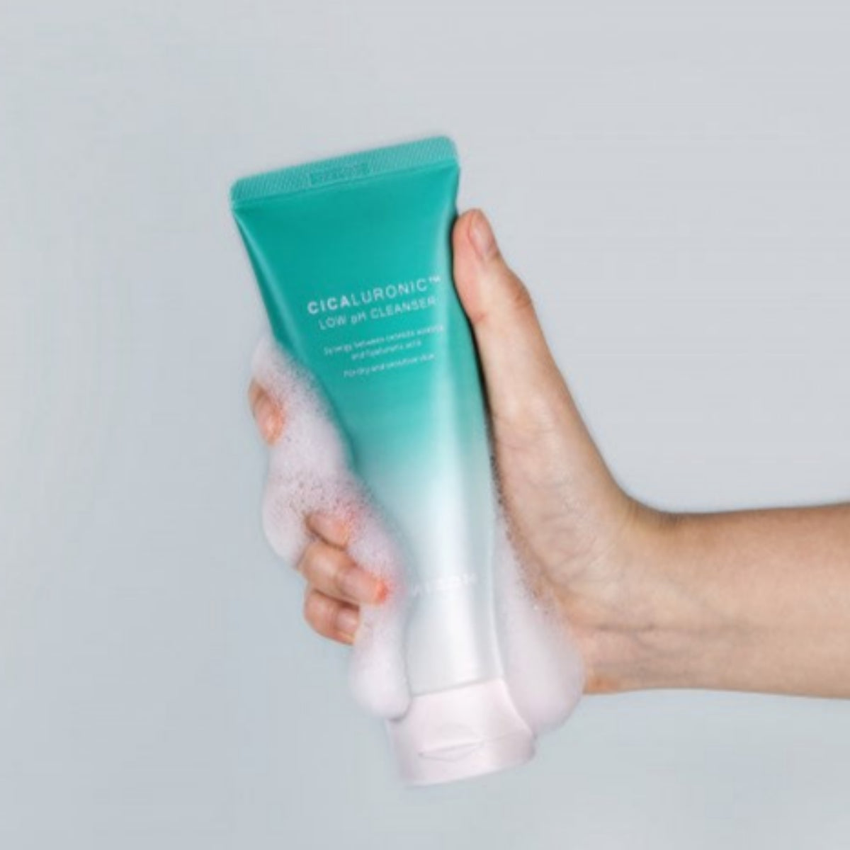 Mizon Cicaluronic Low pH Cleansing Foam, schiuma detergente su mano