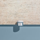 Comfort Zone Sublime Skin Cream, vasetto su sfondo marmo e acqua azzurra