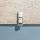 Comfort Zone Sublime Skin Intensive Serum, flacone su sfondo marmo e acqua azzurra