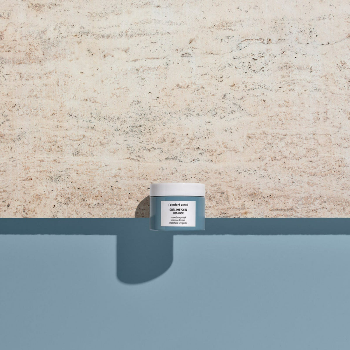 Comfort Zone Sublime Skin Lift Mask, vasetto su sfondo marmo e acqua azzurra